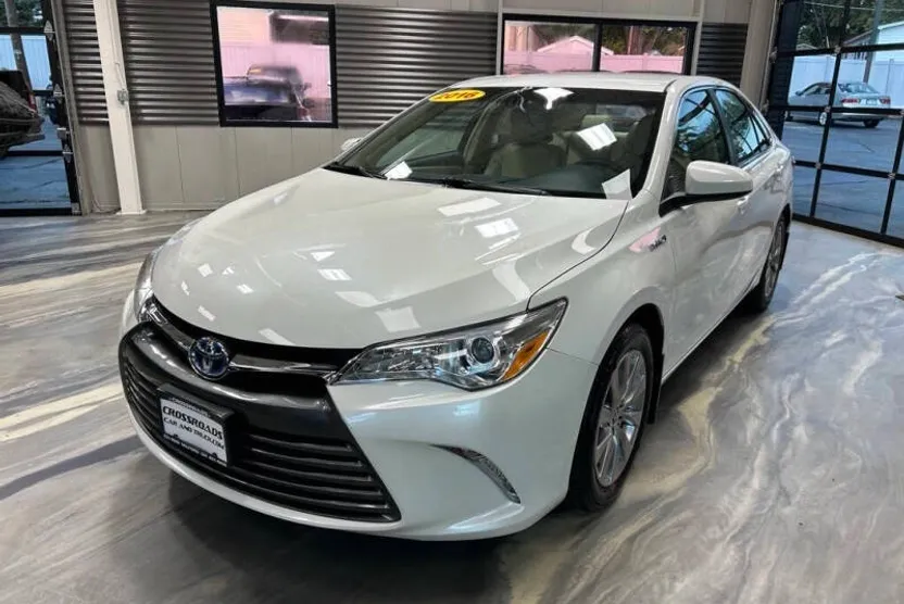 2016 Toyota Camry Hybrid XLE photo 1