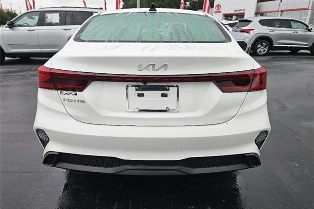 2023 Kia Forte LXS photo 1