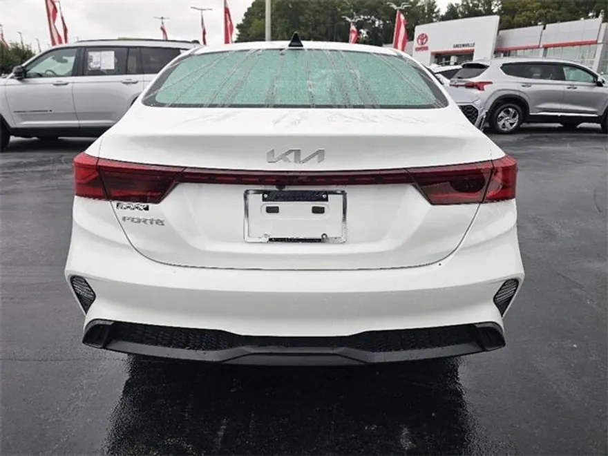 2023 Kia Forte LXS photo 1