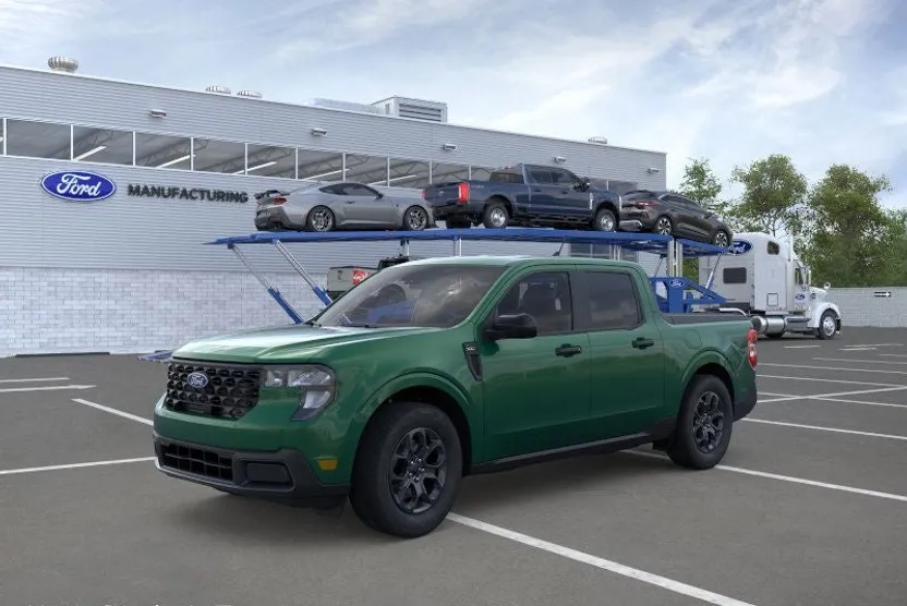 2025 Ford Maverick XLT photo 1