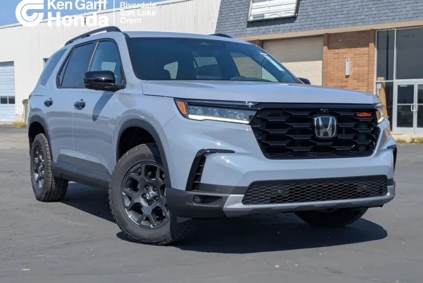 2025 Honda Pilot TrailSport photo 1