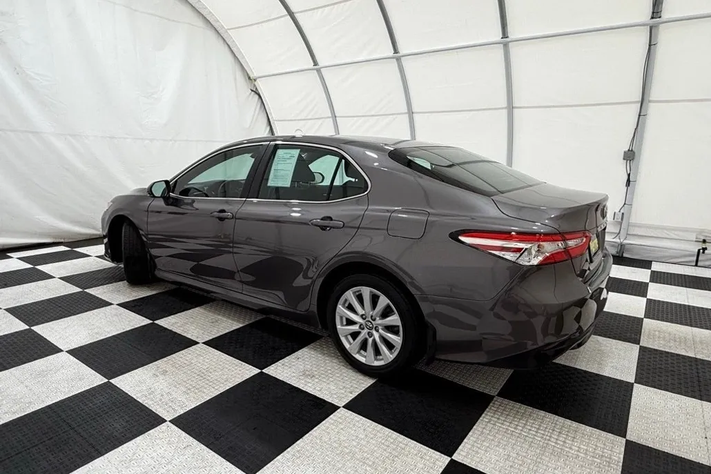 2020 Toyota Camry LE photo 1