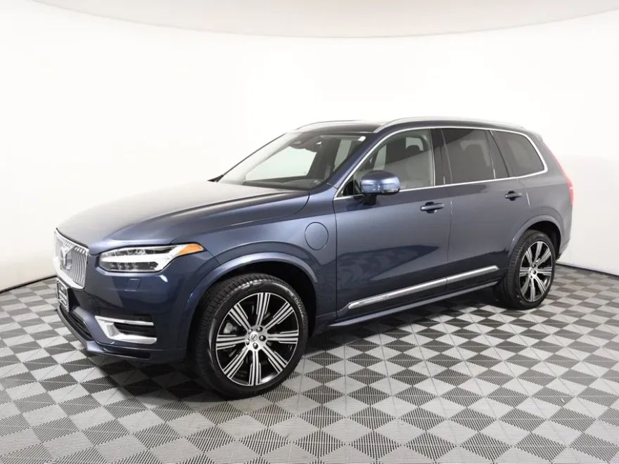 2023 Volvo XC90 Recharge T8 Core photo 1