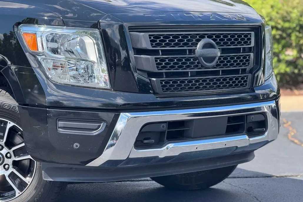 2020 Nissan Titan LE photo 1