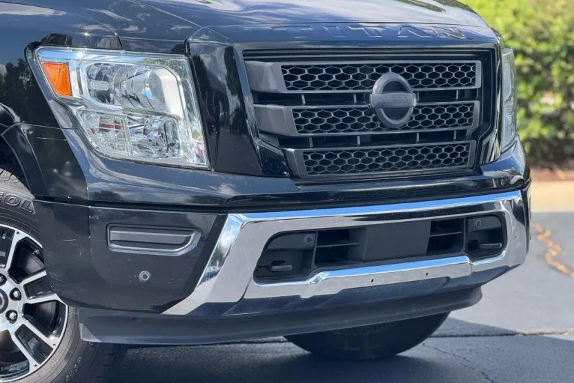 2020 Nissan Titan LE photo 1