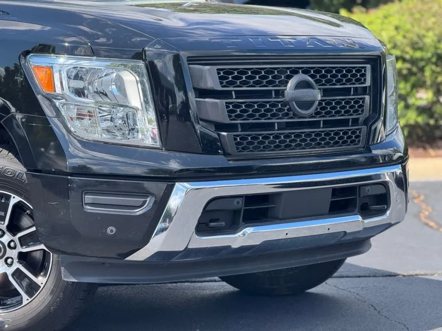2020 Nissan Titan LE photo 1