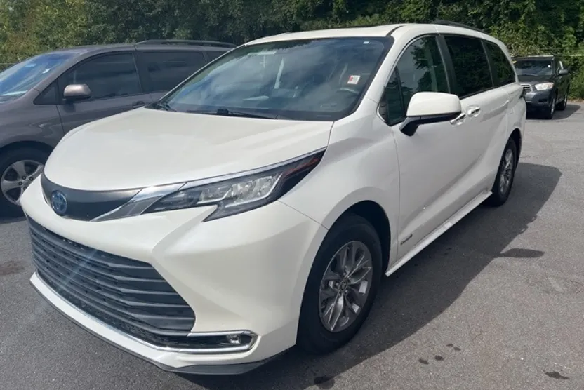 2021 Toyota Sienna XLE photo 1