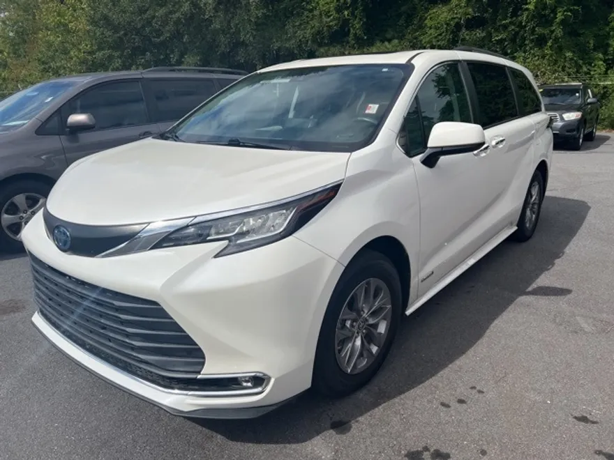 2021 Toyota Sienna XLE photo 1