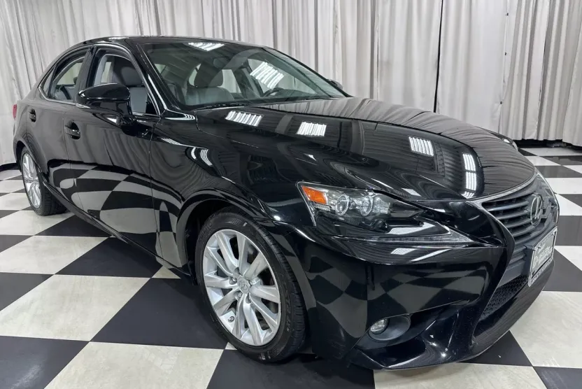 2016 Lexus IS 300 photo 1