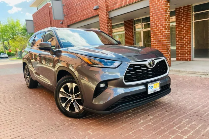 2021 Toyota Highlander XLE photo 1