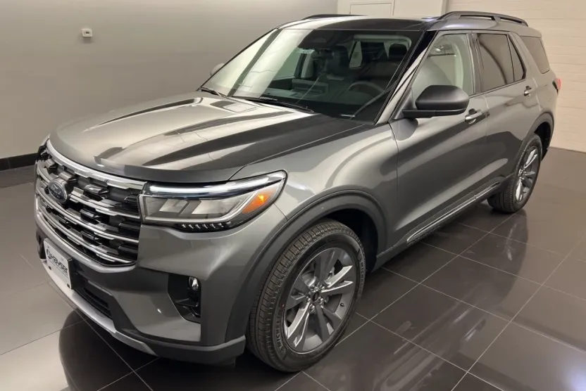 2025 Ford Explorer photo 1