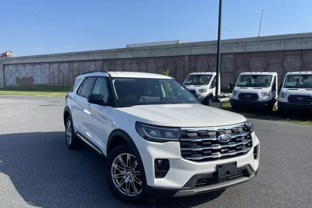 2025 Ford Explorer photo 1