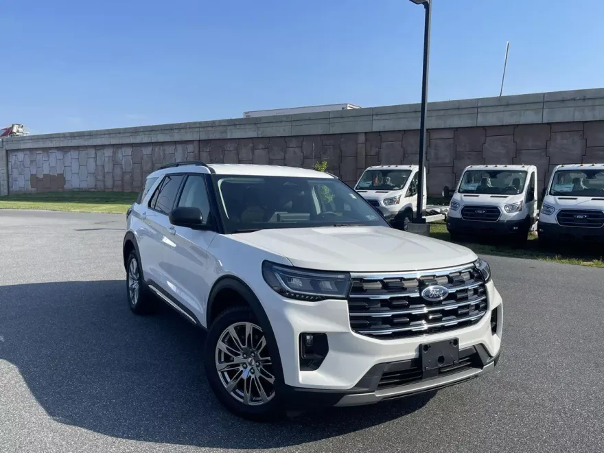 2025 Ford Explorer photo 1