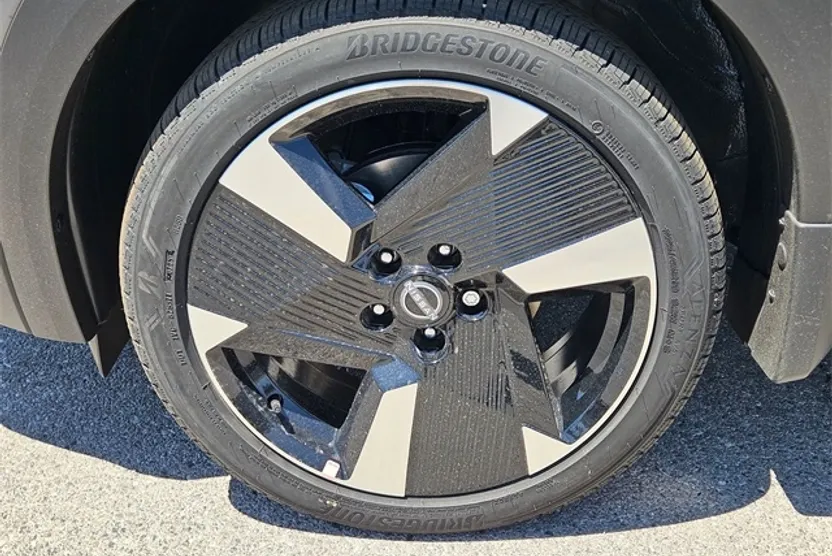 2025 Nissan Kicks SR photo 1