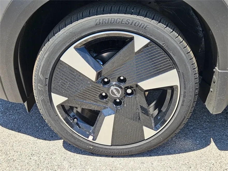 2025 Nissan Kicks SR photo 1
