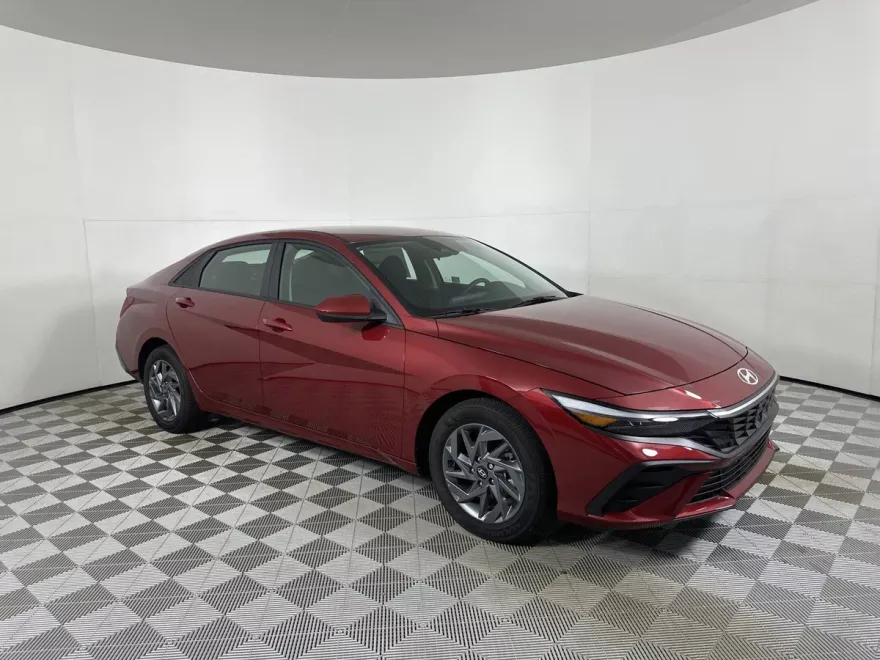 2024 Hyundai Elantra SEL photo 1