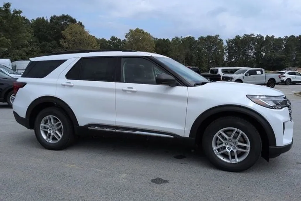 2025 Ford Explorer photo 1