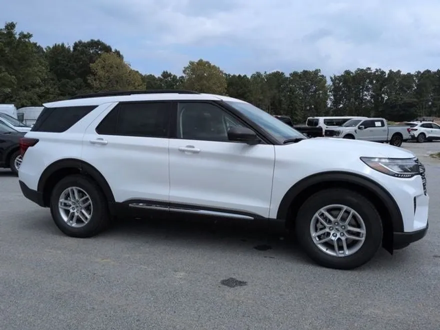 2025 Ford Explorer photo 1