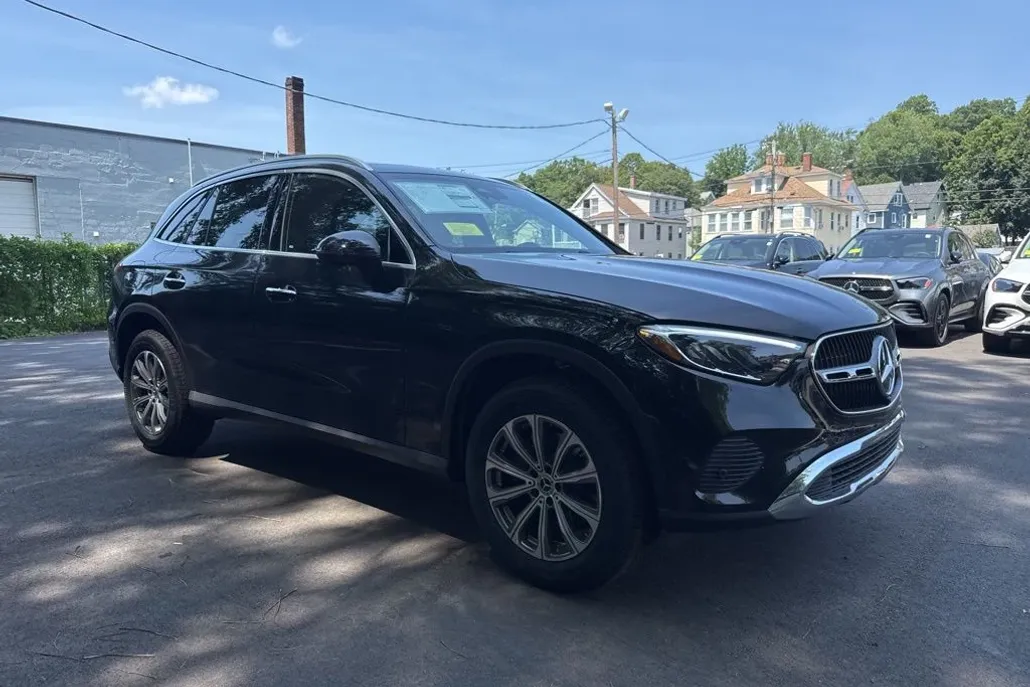 2025 Mercedes Benz GLC 300 4MATIC photo 1
