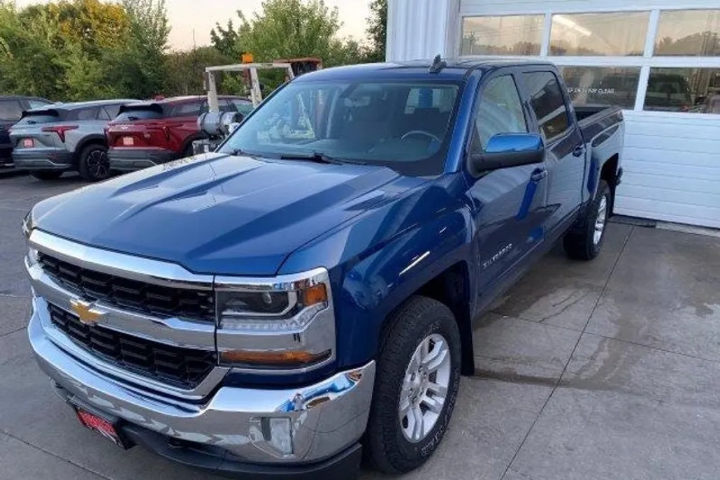 2017 Chevrolet Silverado 1500 LT photo 1