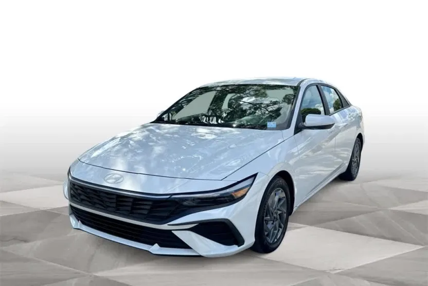 2024 Hyundai Elantra SEL photo 1