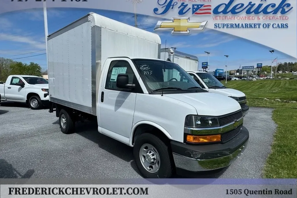 2023 Chevrolet Express Cutaway 3500 photo 1