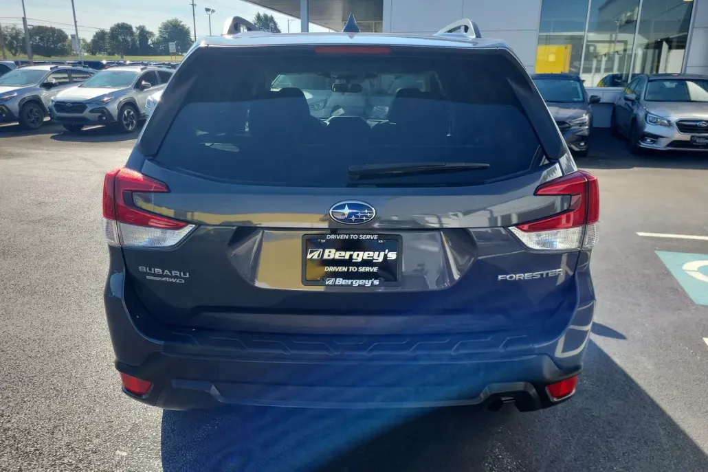 2022 Subaru Forester Premium photo 1