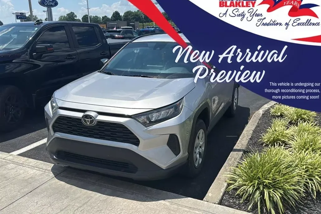2021 Toyota RAV4 LE photo 1