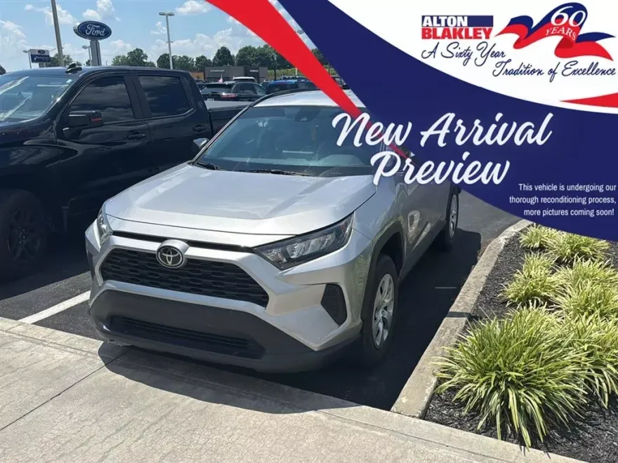 2021 Toyota RAV4 LE photo 1