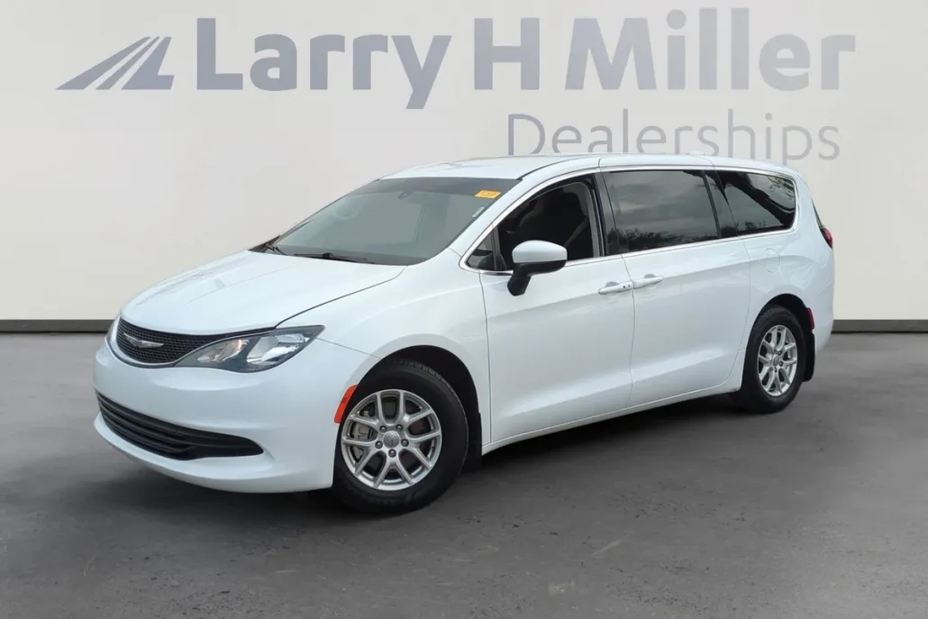 2017 Chrysler Pacifica LX photo 1