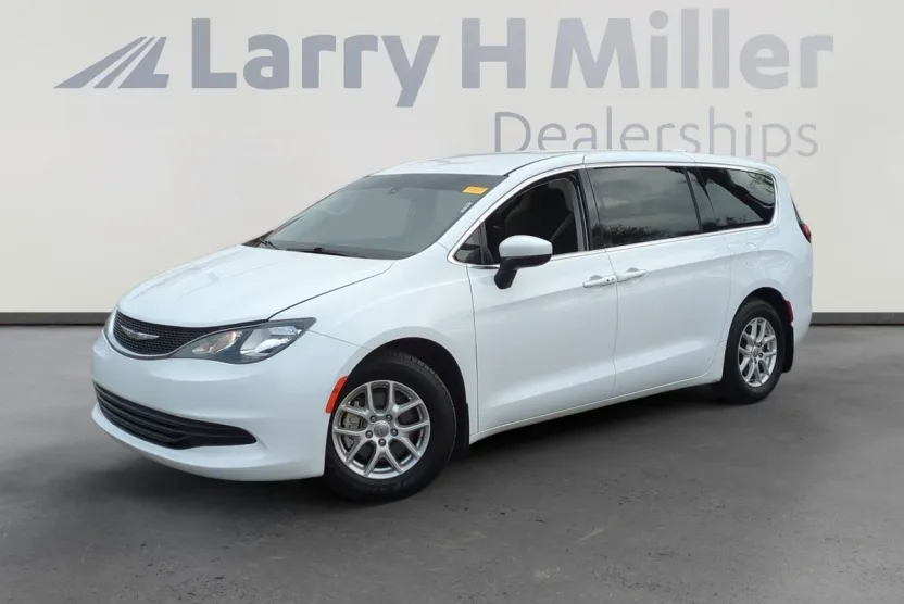 2017 Chrysler Pacifica LX photo 1