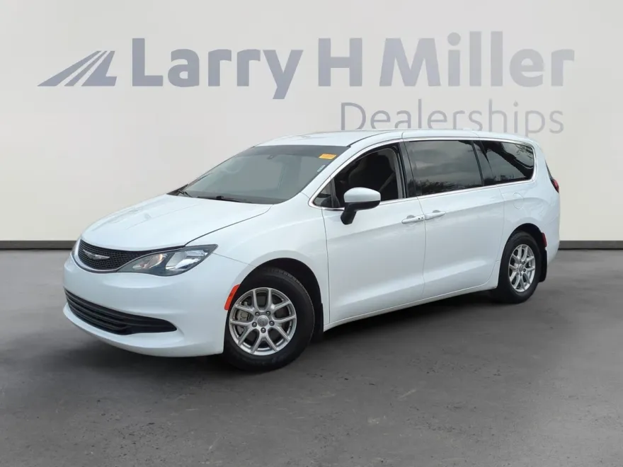 2017 Chrysler Pacifica LX photo 1