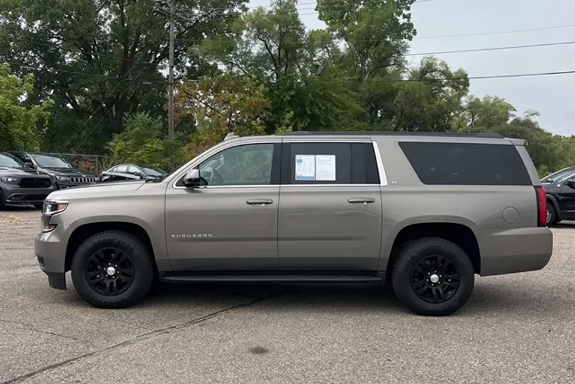 2018 Chevrolet Suburban LT photo 1