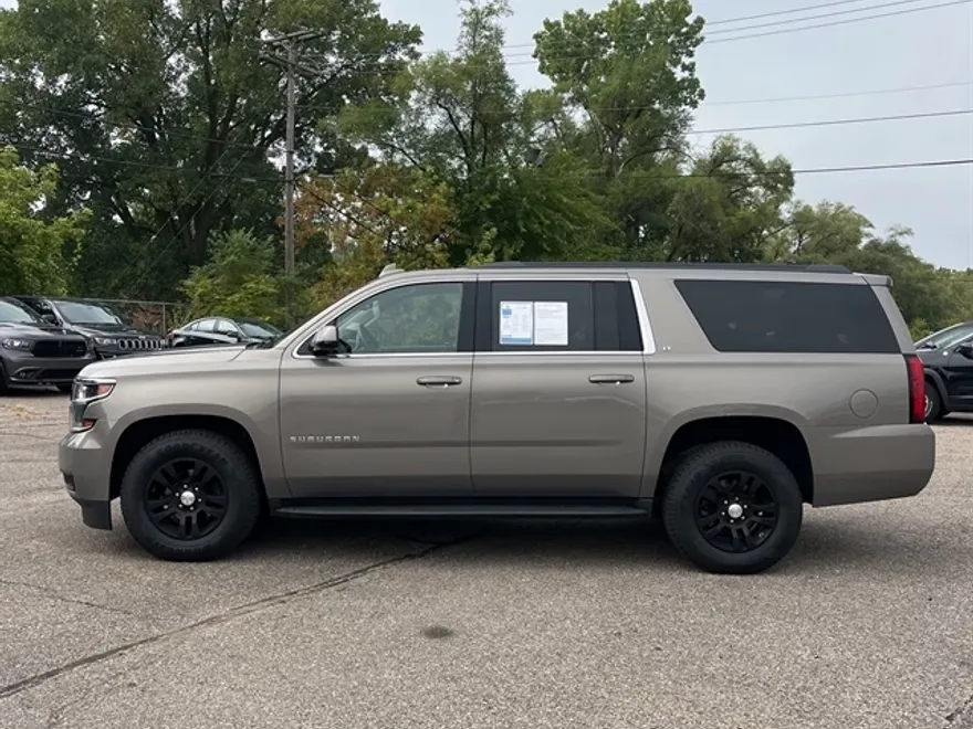 2018 Chevrolet Suburban LT photo 1