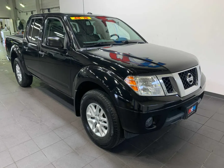 2017 Nissan Frontier SV Crew Cab photo 1