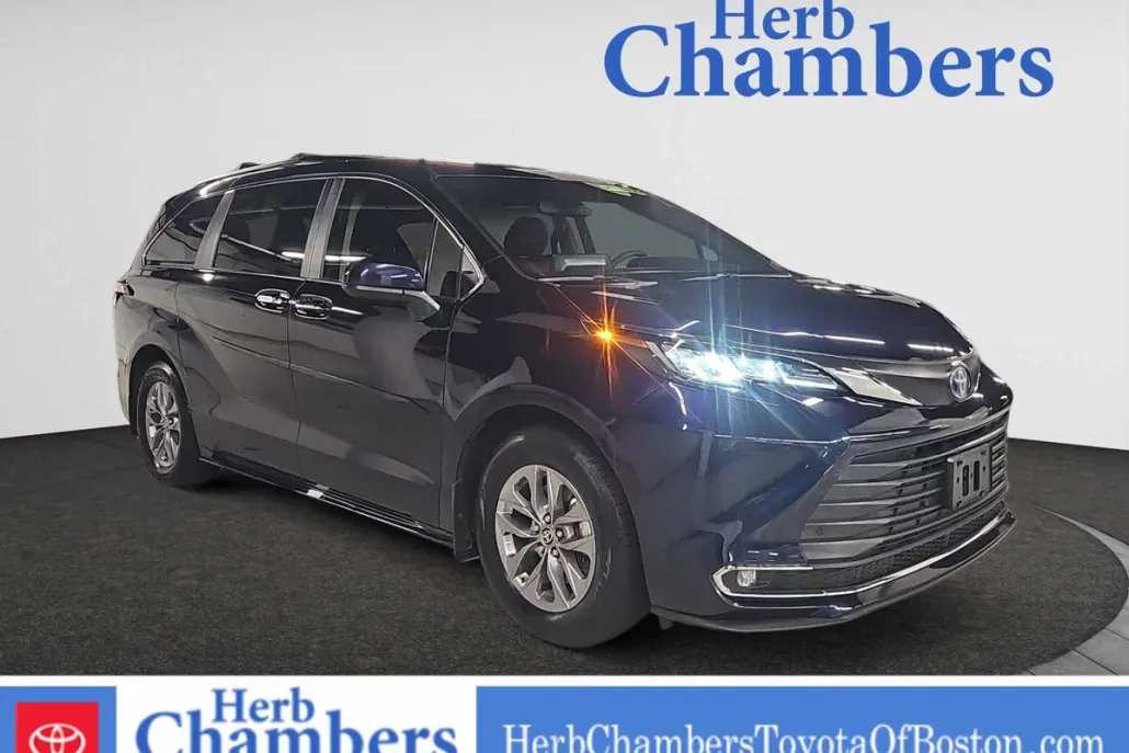 2022 Toyota Sienna XLE photo 1