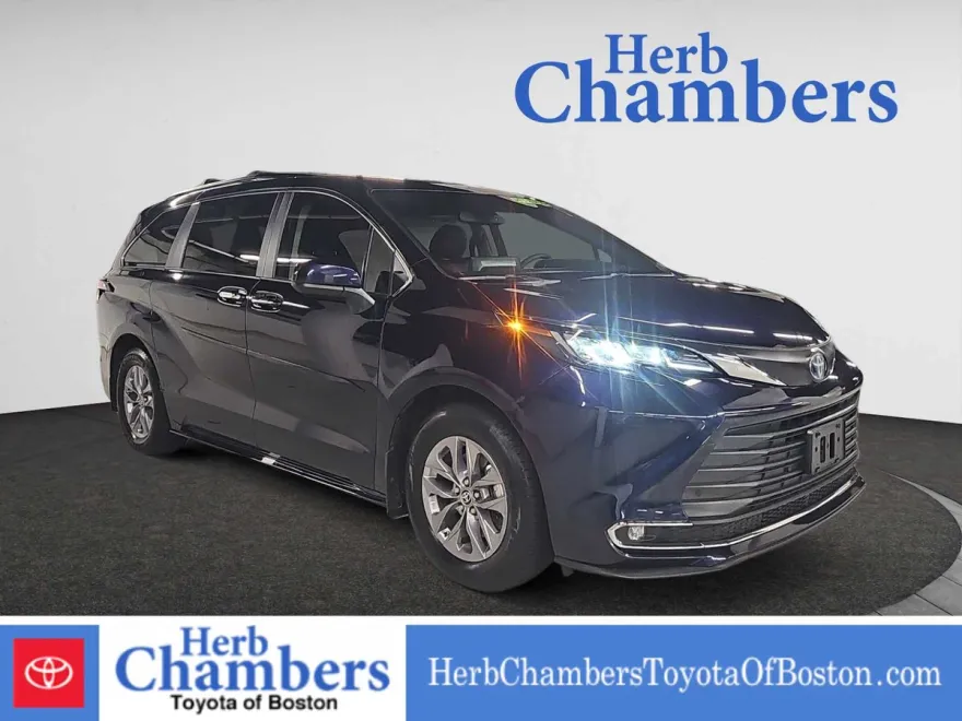 2022 Toyota Sienna XLE photo 1