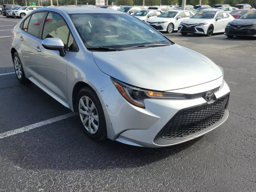 2020 Toyota Corolla LE photo 1