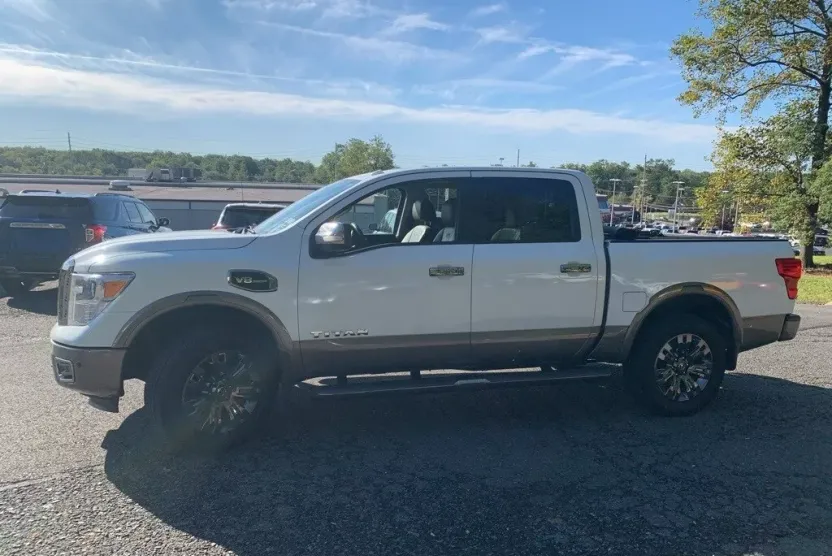 2017 Nissan Titan Platinum Reserve photo 1