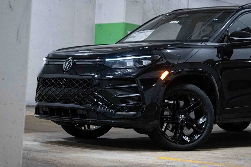 2025 Volkswagen Tiguan SE R-Line Black photo 1