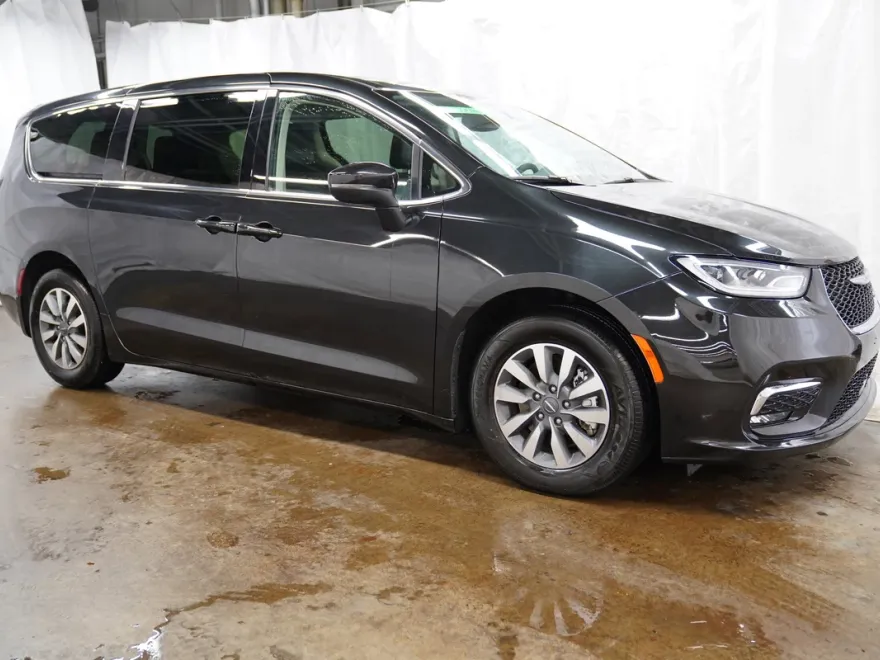 2023 Chrysler Pacifica Hybrid Touring L photo 1