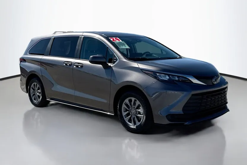 2024 Toyota Sienna LE photo 1