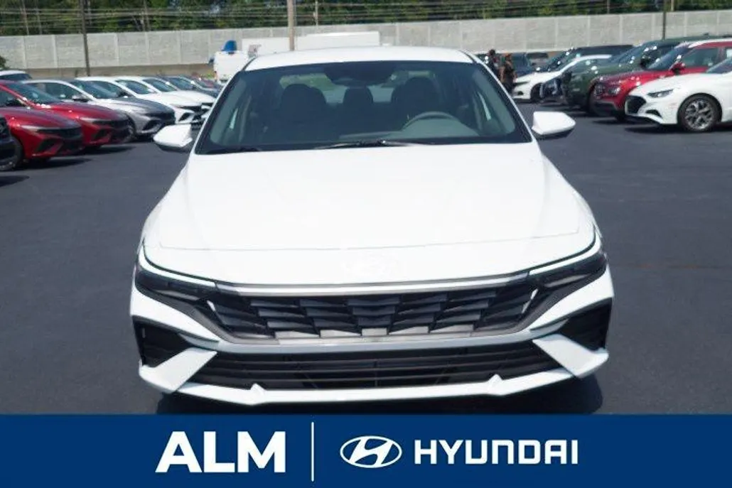 2025 Hyundai Elantra SE photo 1
