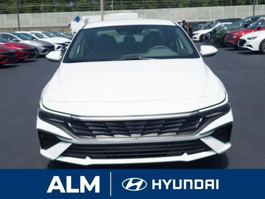 2025 Hyundai Elantra SE photo 1