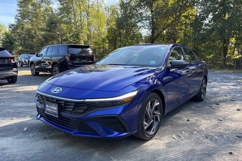 2025 Hyundai Elantra SEL Sport photo 1