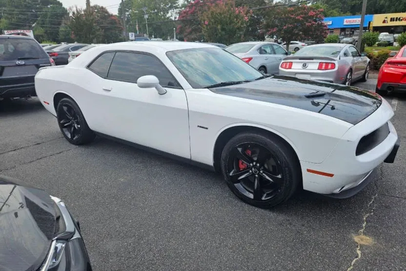 2017 Dodge Challenger R/T Plus photo 1