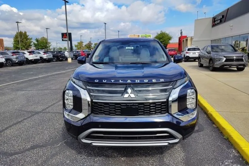 2025 Mitsubishi Outlander SE photo 1