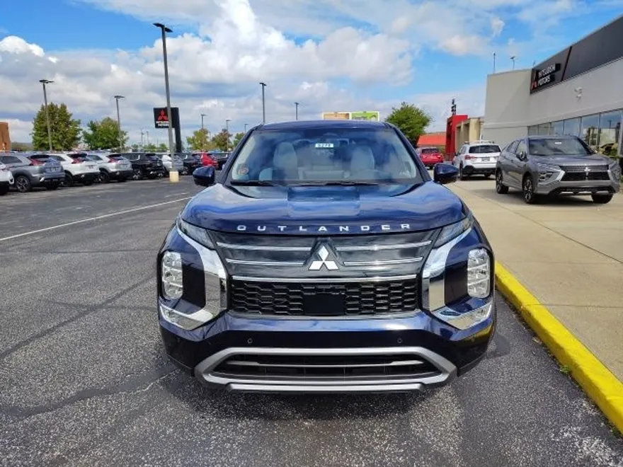 2025 Mitsubishi Outlander SE photo 1