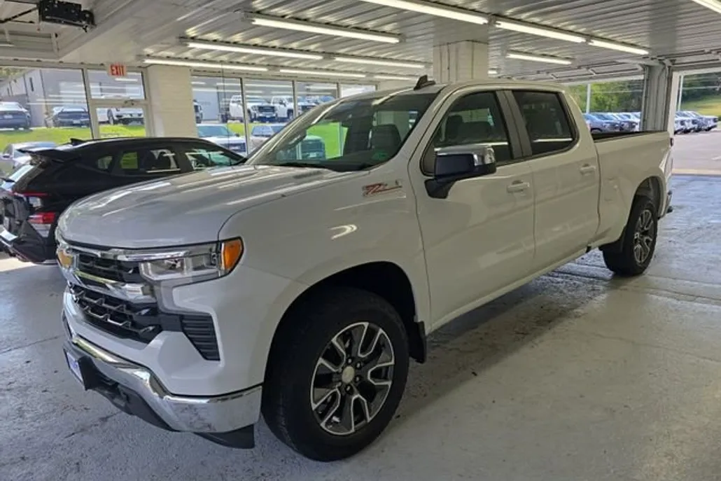 2022 Chevrolet Silverado 1500 LT photo 1