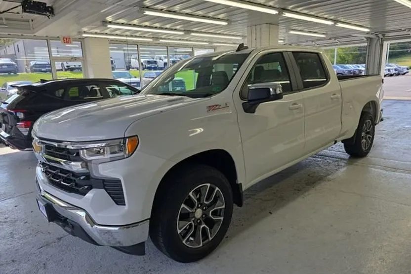 2022 Chevrolet Silverado 1500 LT photo 1